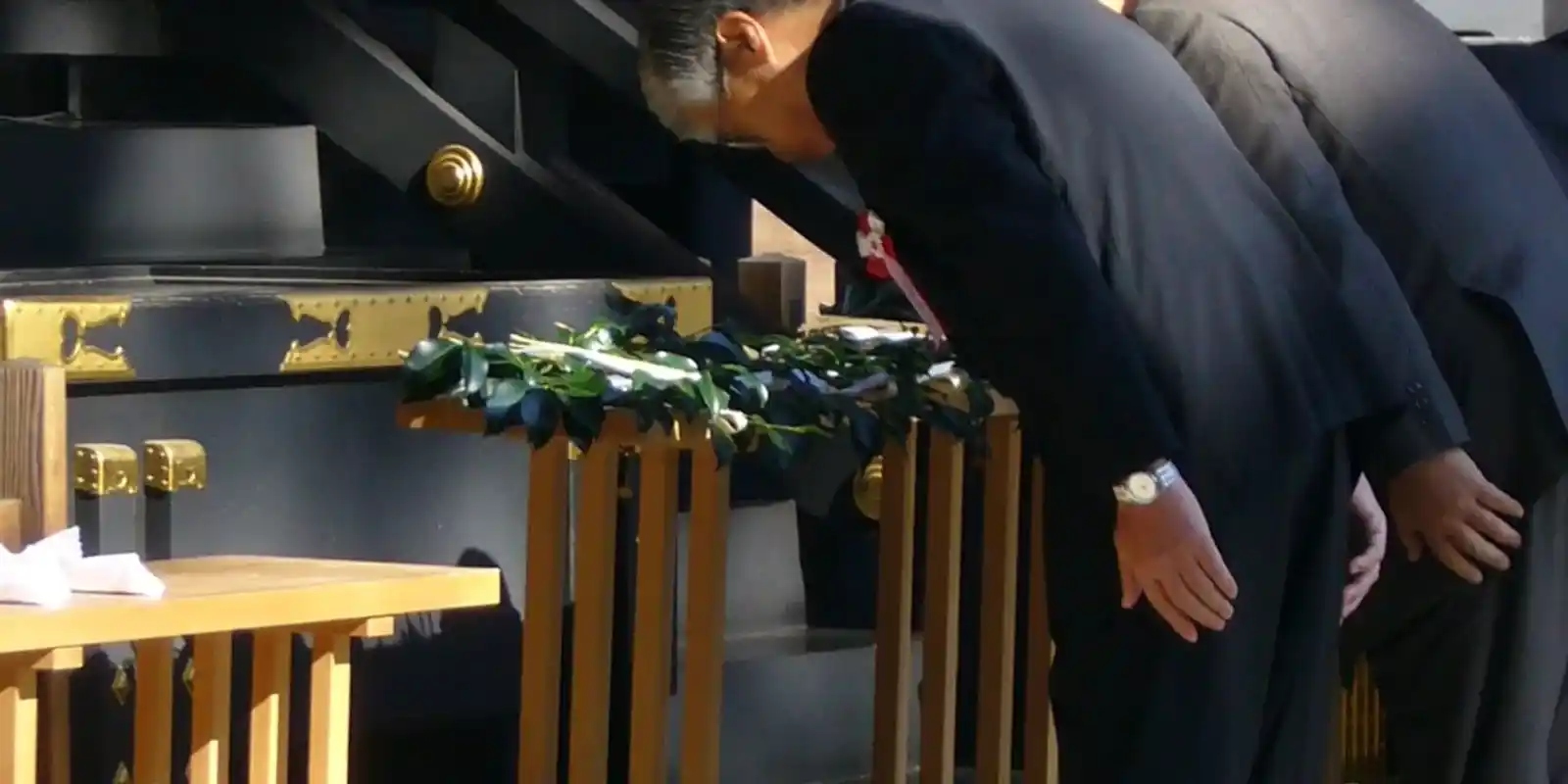 The Power of a Small Bow: Why a Simple Nod Makes Japanese People Smile
