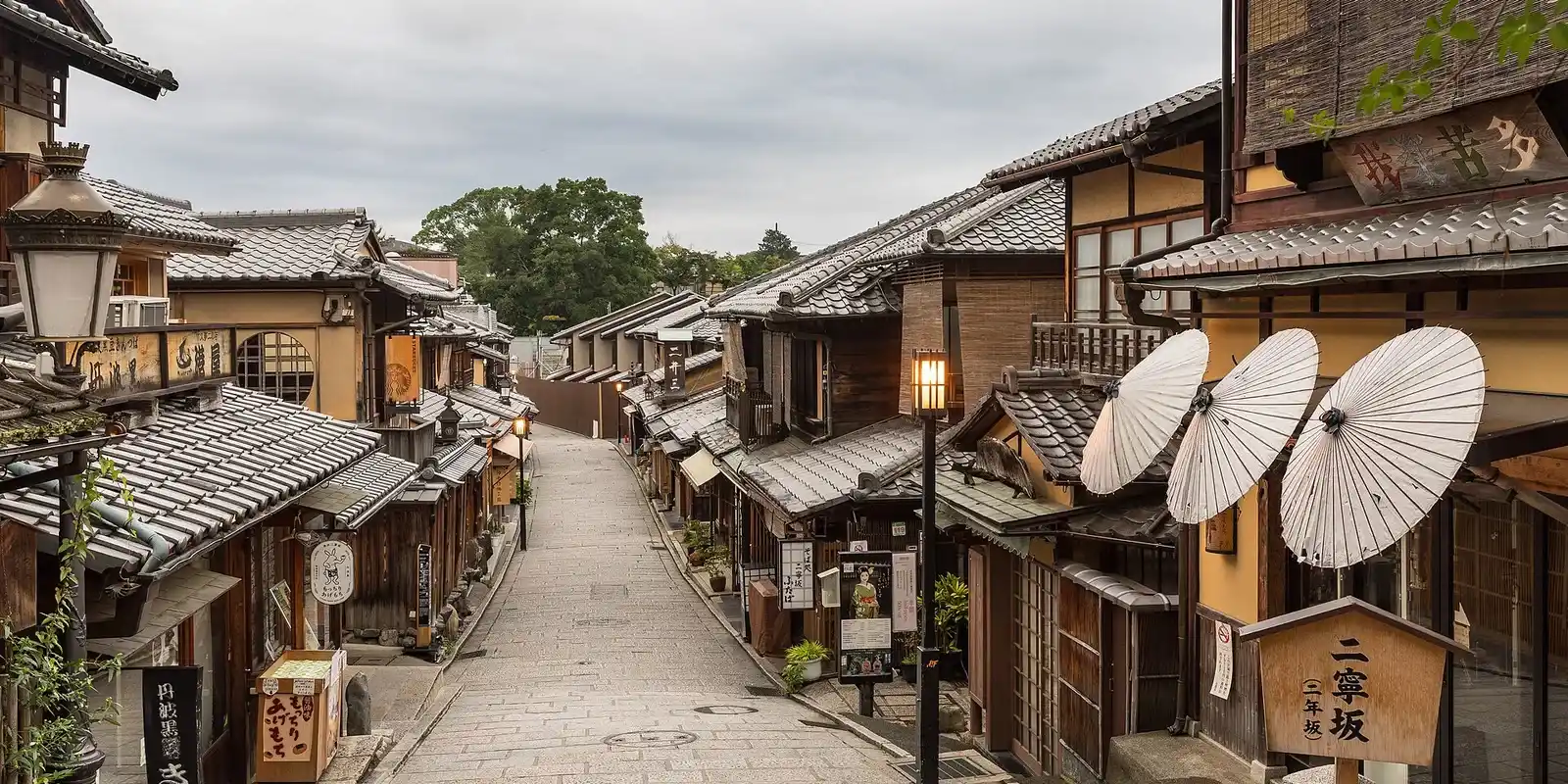 The Weight of a Kind Gesture — Why Generosity in Japan Feels Different (and How to Receive It)