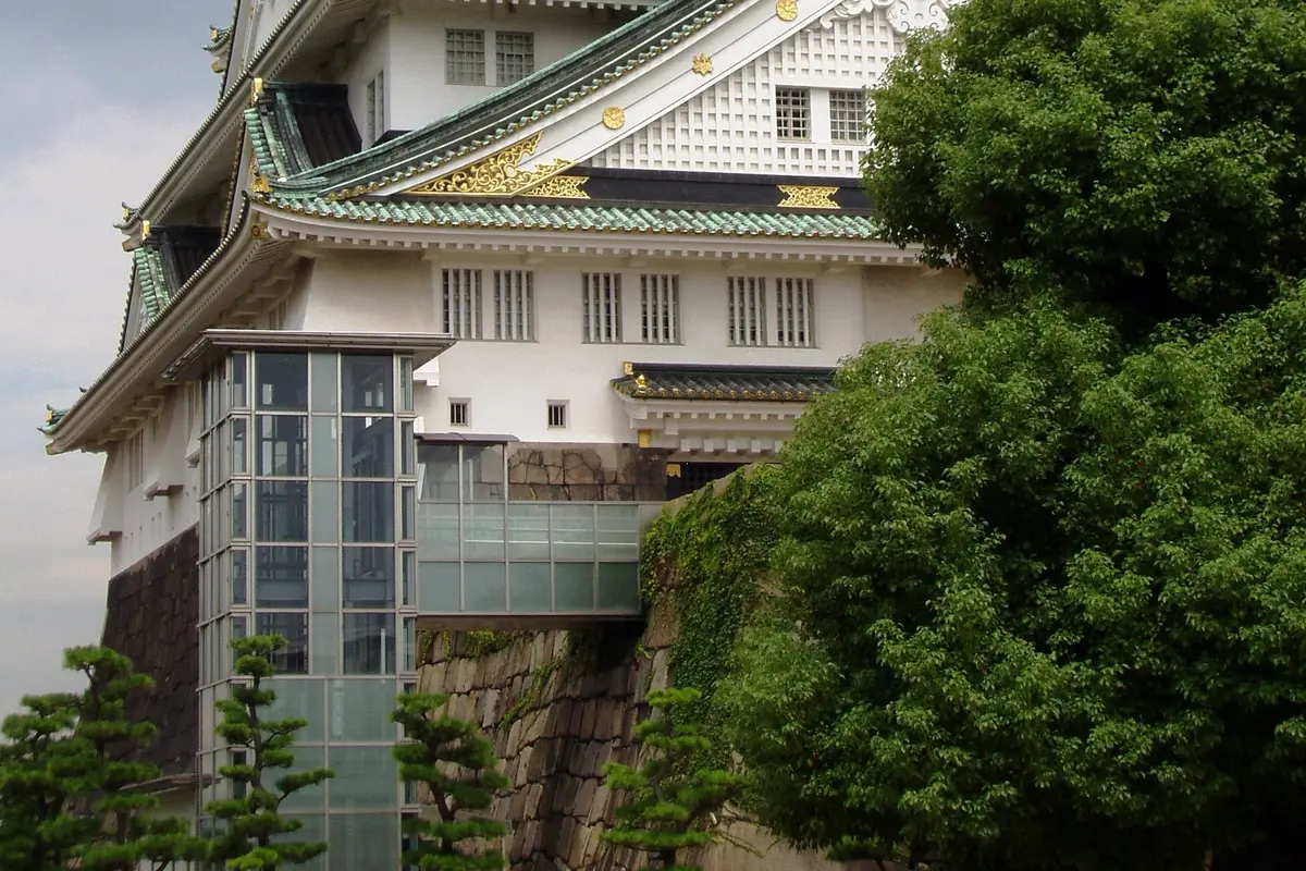 Seen from the side of the hill: the glass elevator shaft standing against the keep's white walls and green tiled roofs