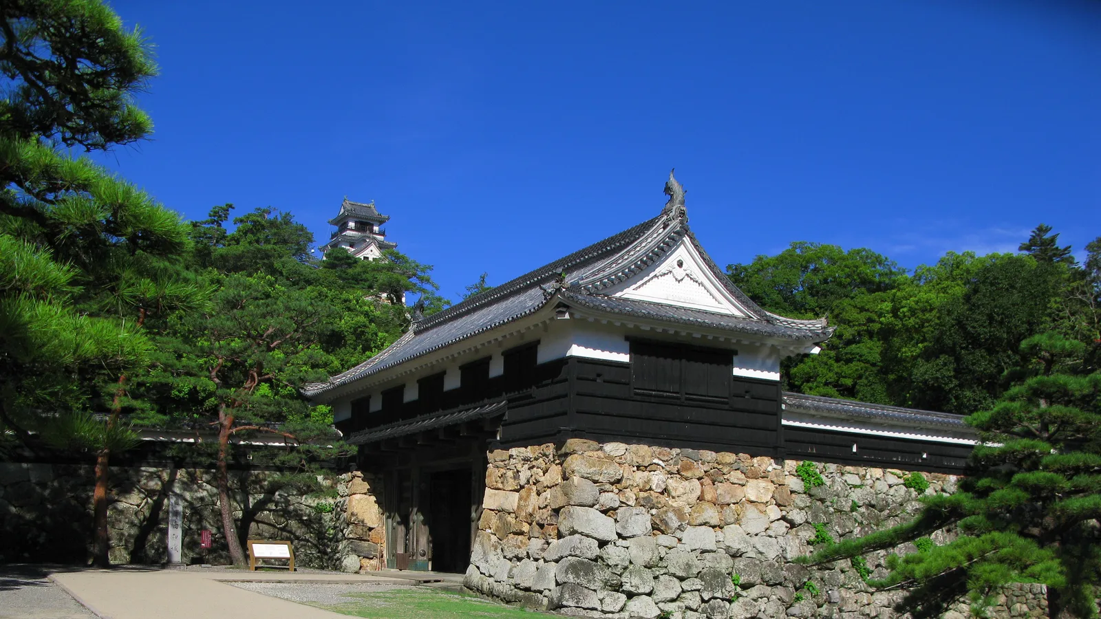 The white keep of Kochi Castle framed above its surviving main gate, the Otemon