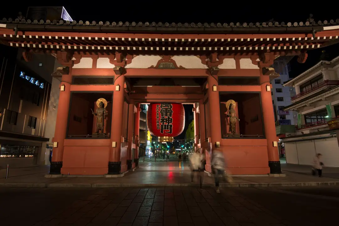 The Kaminarimon gate and its great red lantern at Senso-ji temple lit up in the evening, Asakusa, Tokyo