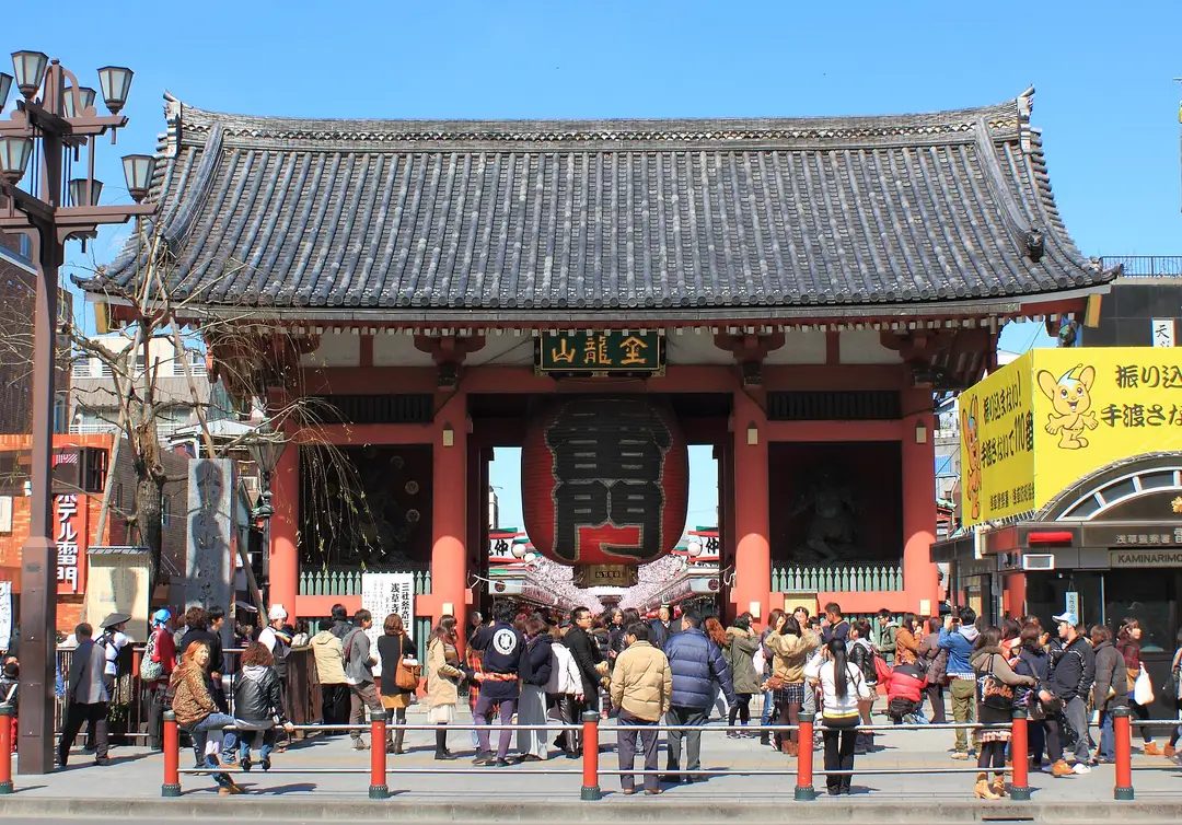 The great red Kaminarimon lantern at the entrance to Senso-ji temple in Asakusa, Tokyo